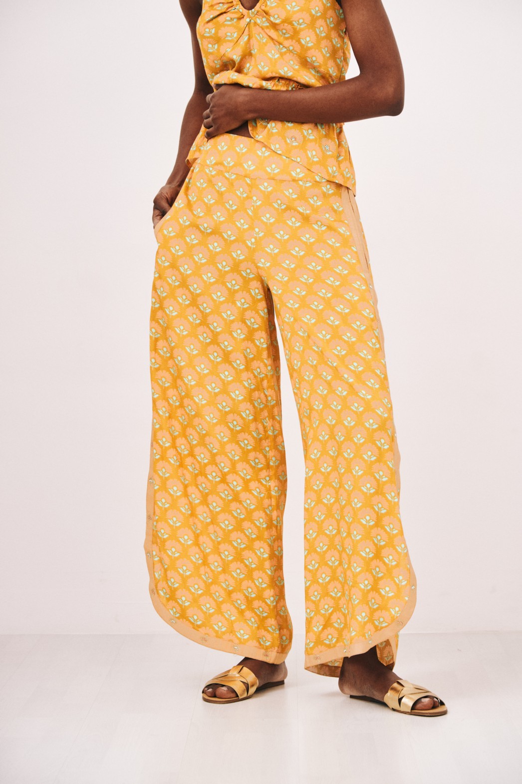 PANTALÓN ESTAMPADO FLORES