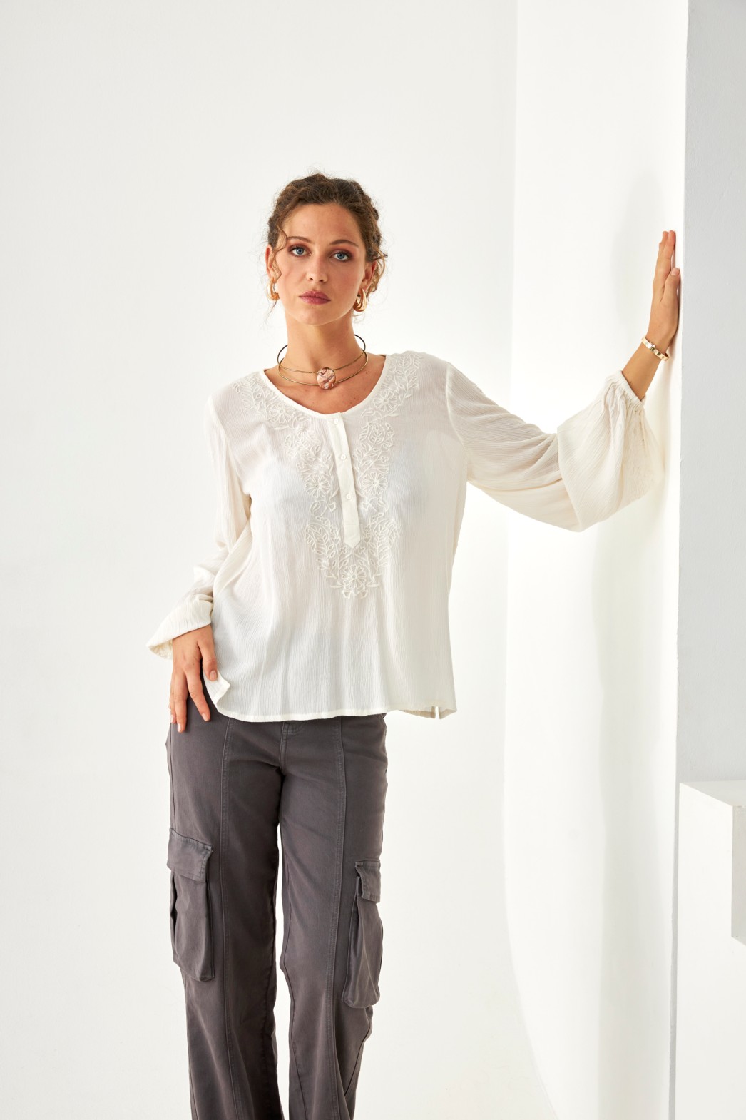 BLUSA DE RAYON CON BORDADO AL TONO 3