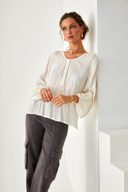 BLUSA DE RAYON CON BORDADO AL TONO