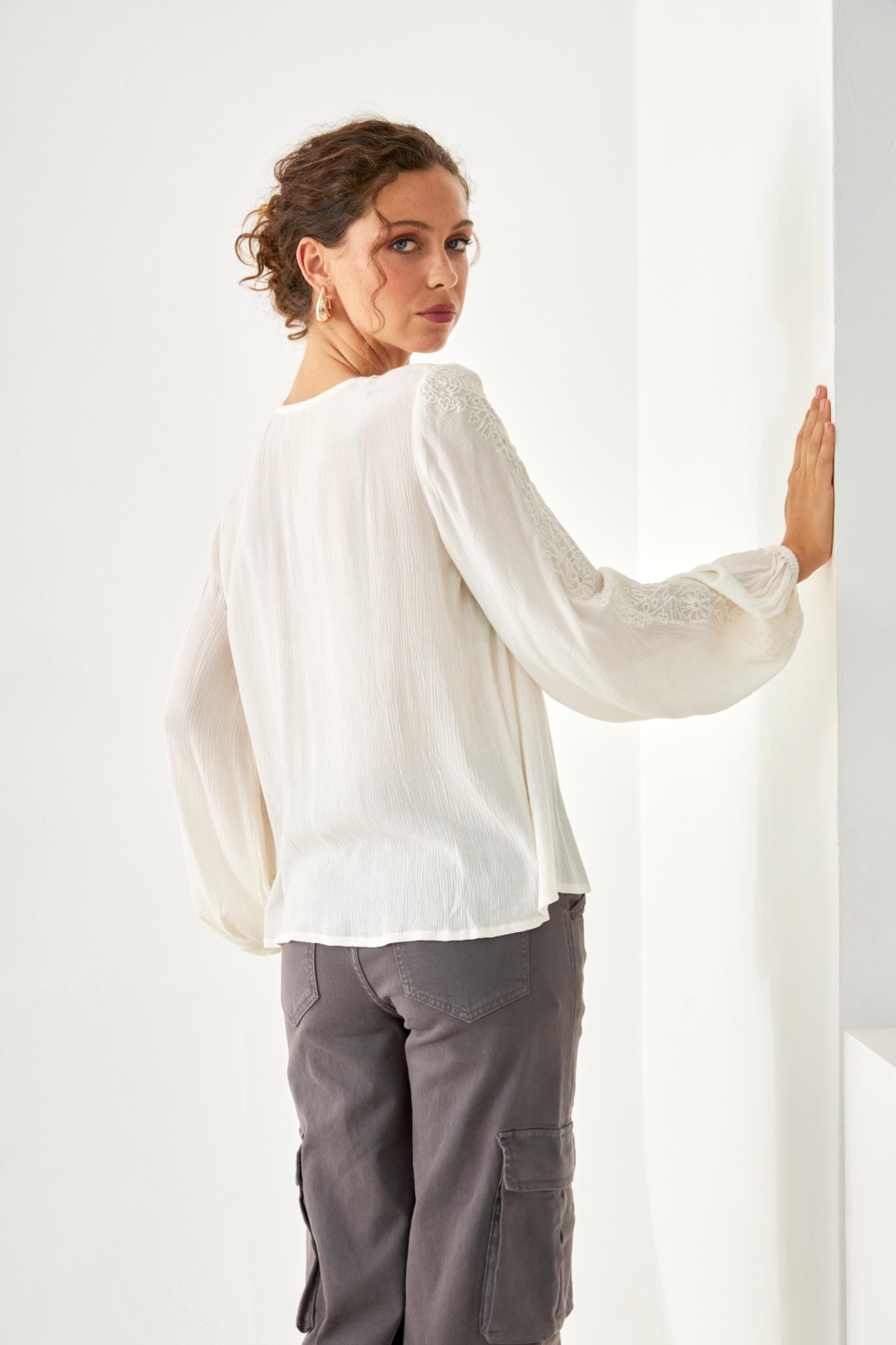 BLUSA DE RAYON CON BORDADO AL TONO 2