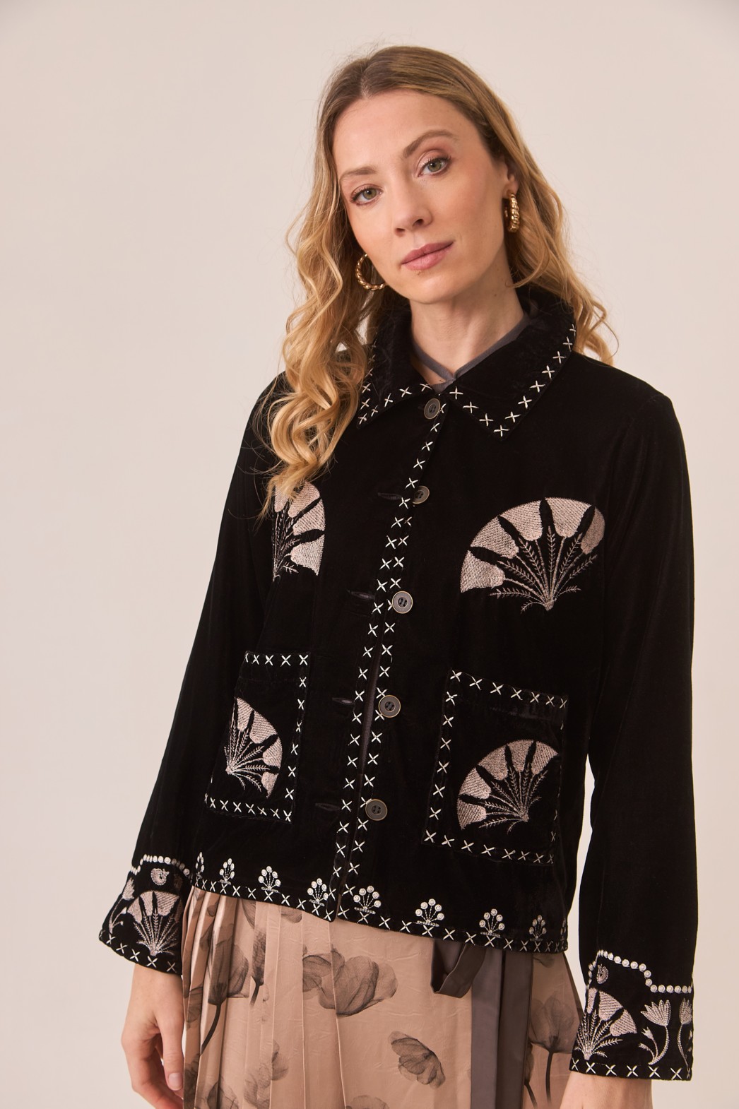 CHAQUETA EN TERCIOPELO BORDADO