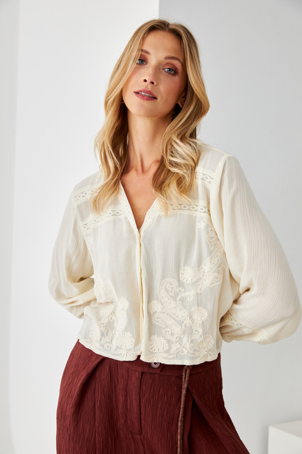 BLUSA TEXTURA BORDADOS PAISLEY