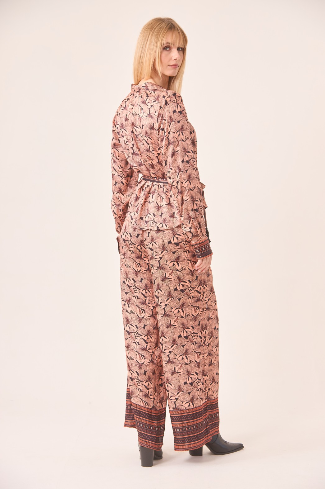 CAMISA DE VISCOSA CON ESTAMPADO FLORAL Y CINTURON CON BORLAS 1