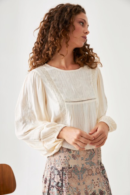 BLUSA ROMÁNTICA BORDADOS