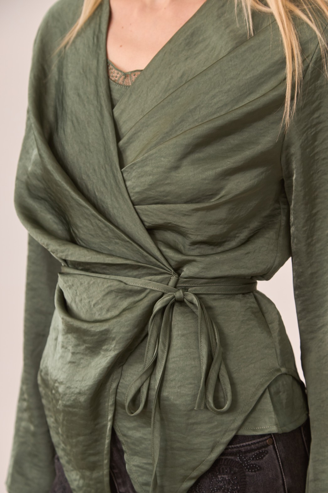 BLUSA CRUZADA SATINADA VERDE