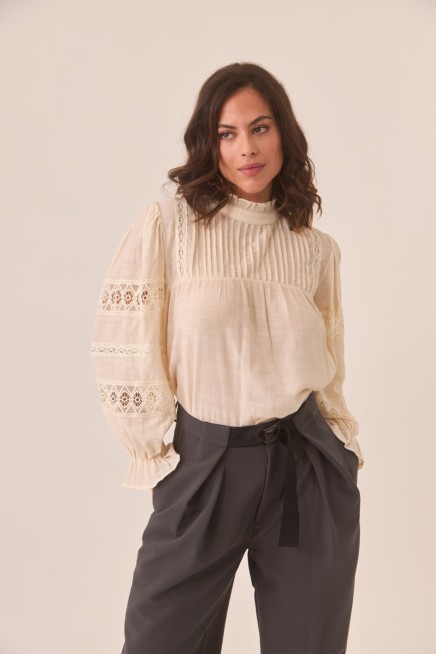 BLUSA ESCOTE CERRADO PLISADOS