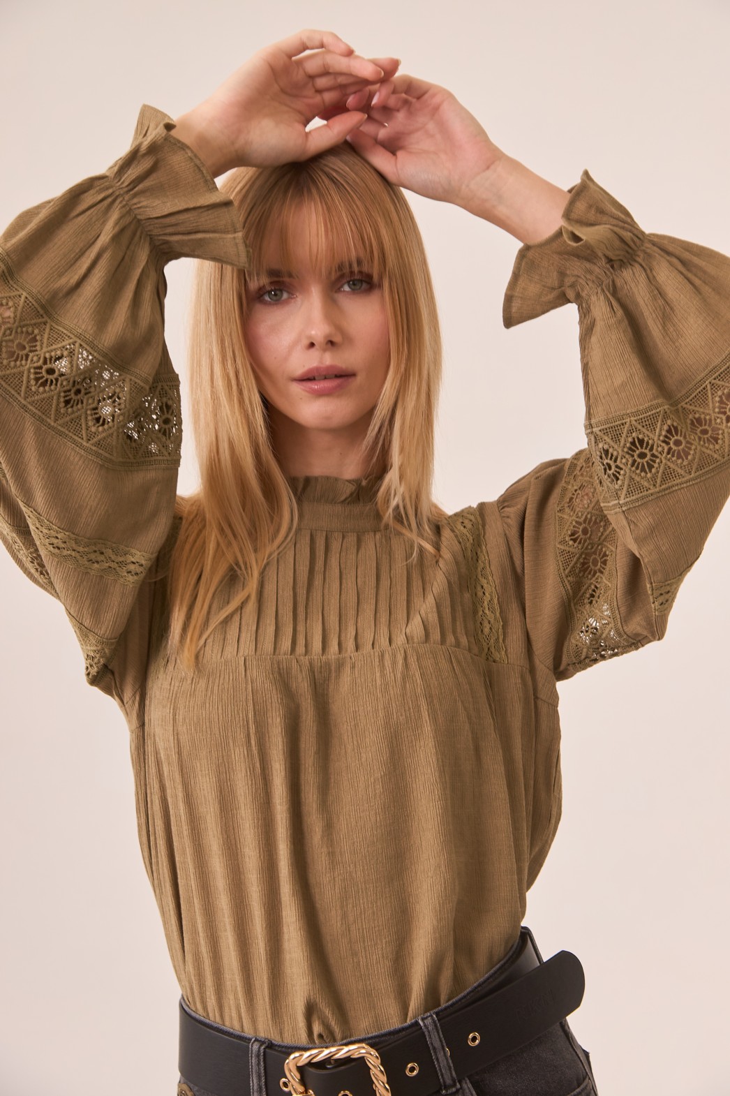 VISCOSE BLOUSE WITH GUIPURE COMBINED SLEEVES