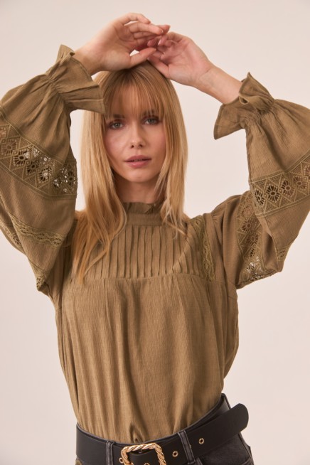 VISCOSE BLOUSE WITH GUIPURE COMBINED SLEEVES
