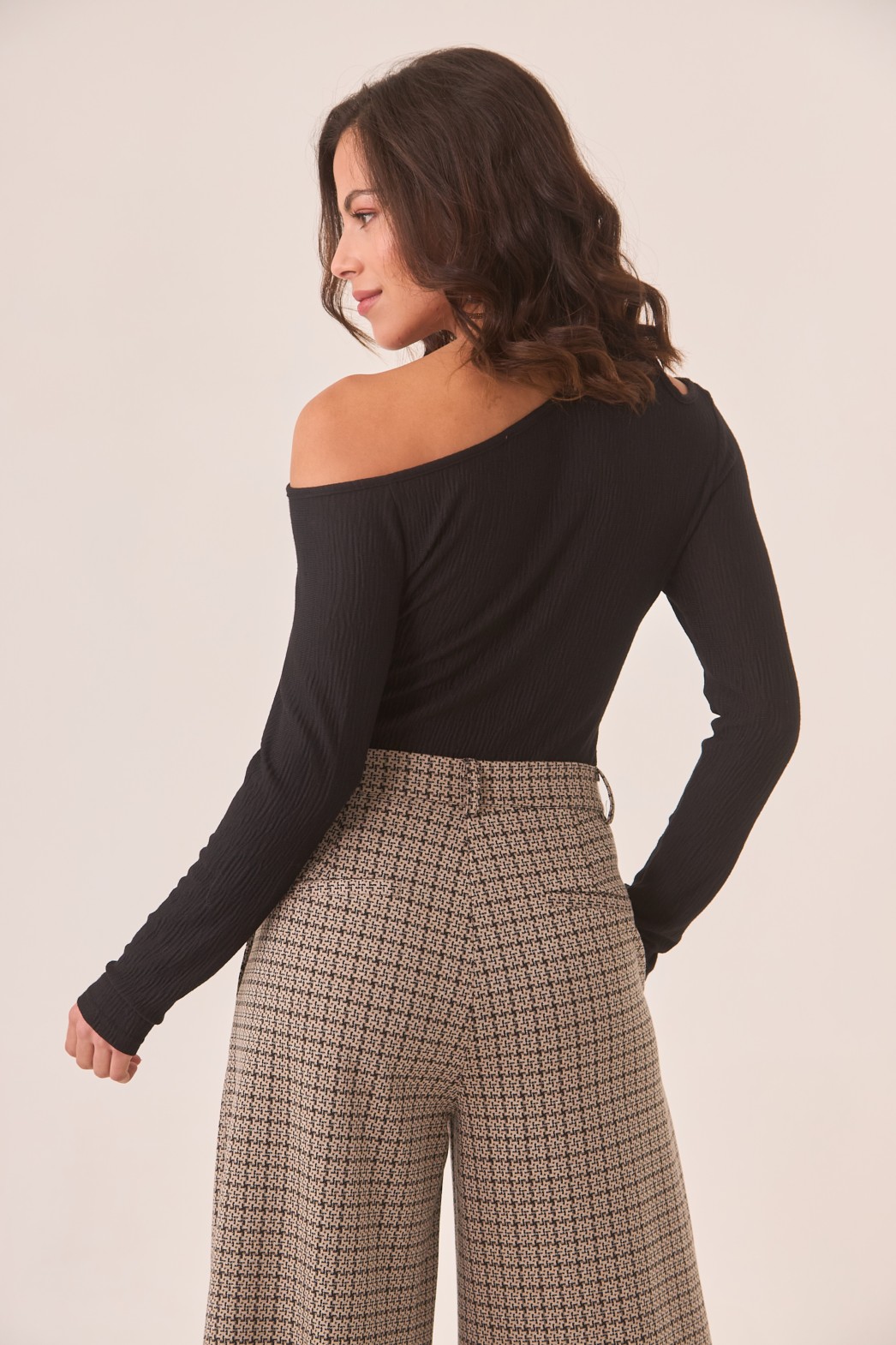 TOP MANGA LARGA ASIMETRICO Y CUT OUT EN HOMBRO 4