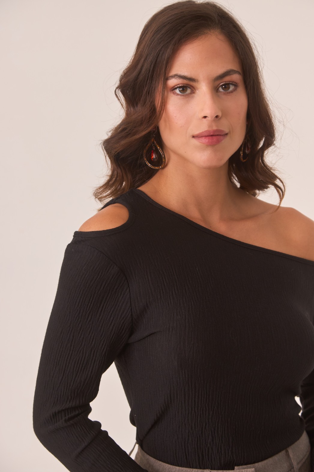 TOP MANGA LARGA ASIMETRICO Y CUT OUT EN HOMBRO 3