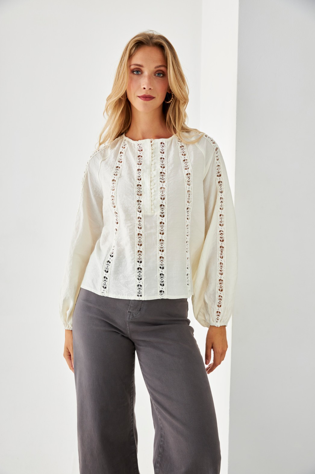 BLUSA VISCOSA CUELLO REDONDO CON DETALLES BLONDA 3