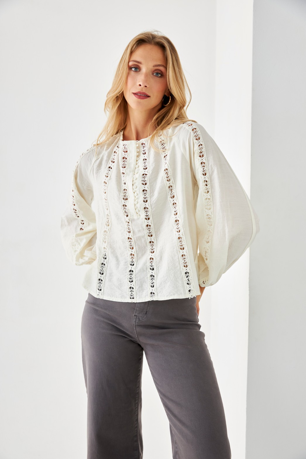 BLUSA VISCOSA CUELLO REDONDO CON DETALLES BLONDA 2