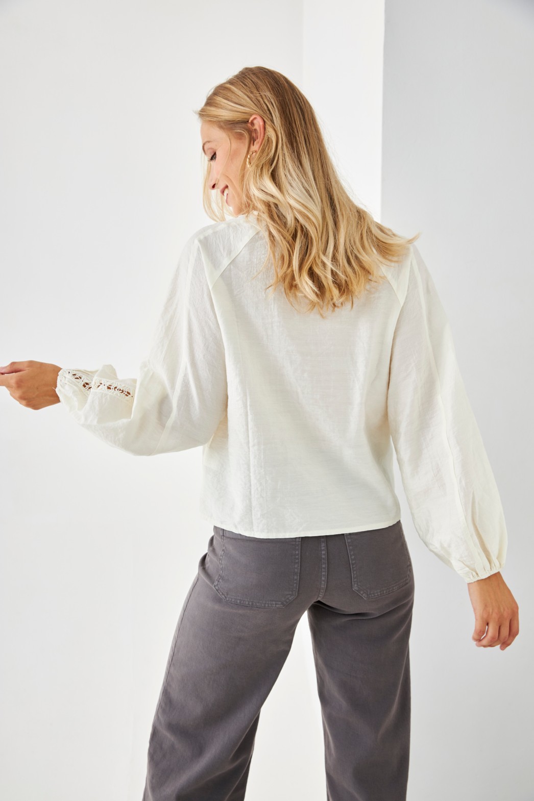 BLUSA VISCOSA CUELLO REDONDO CON DETALLES BLONDA 1