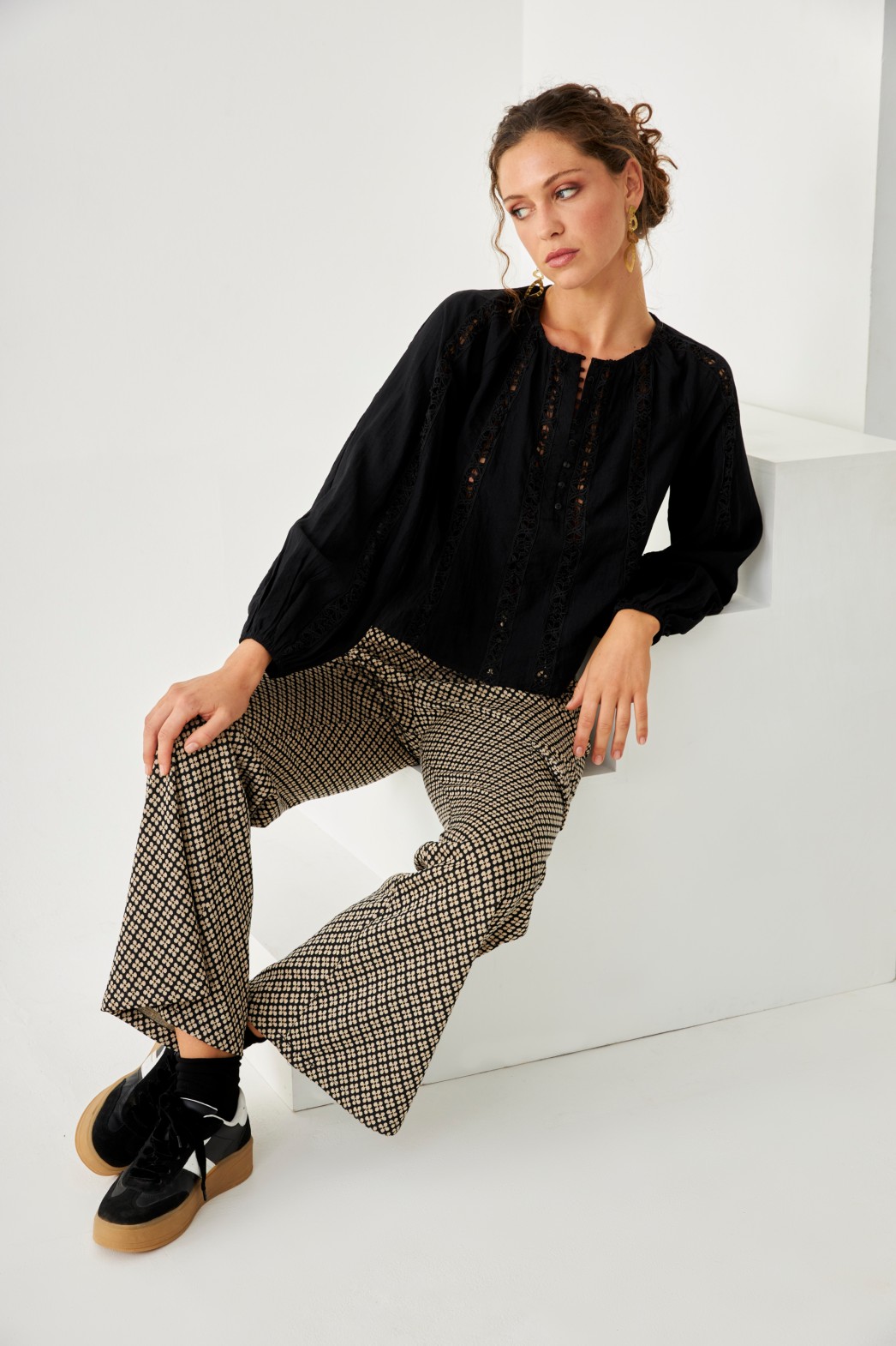 BLUSA VISCOSA CUELLO REDONDO CON DETALLES BLONDA