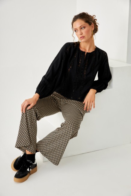 BLUSA VISCOSA CUELLO REDONDO CON DETALLES BLONDA