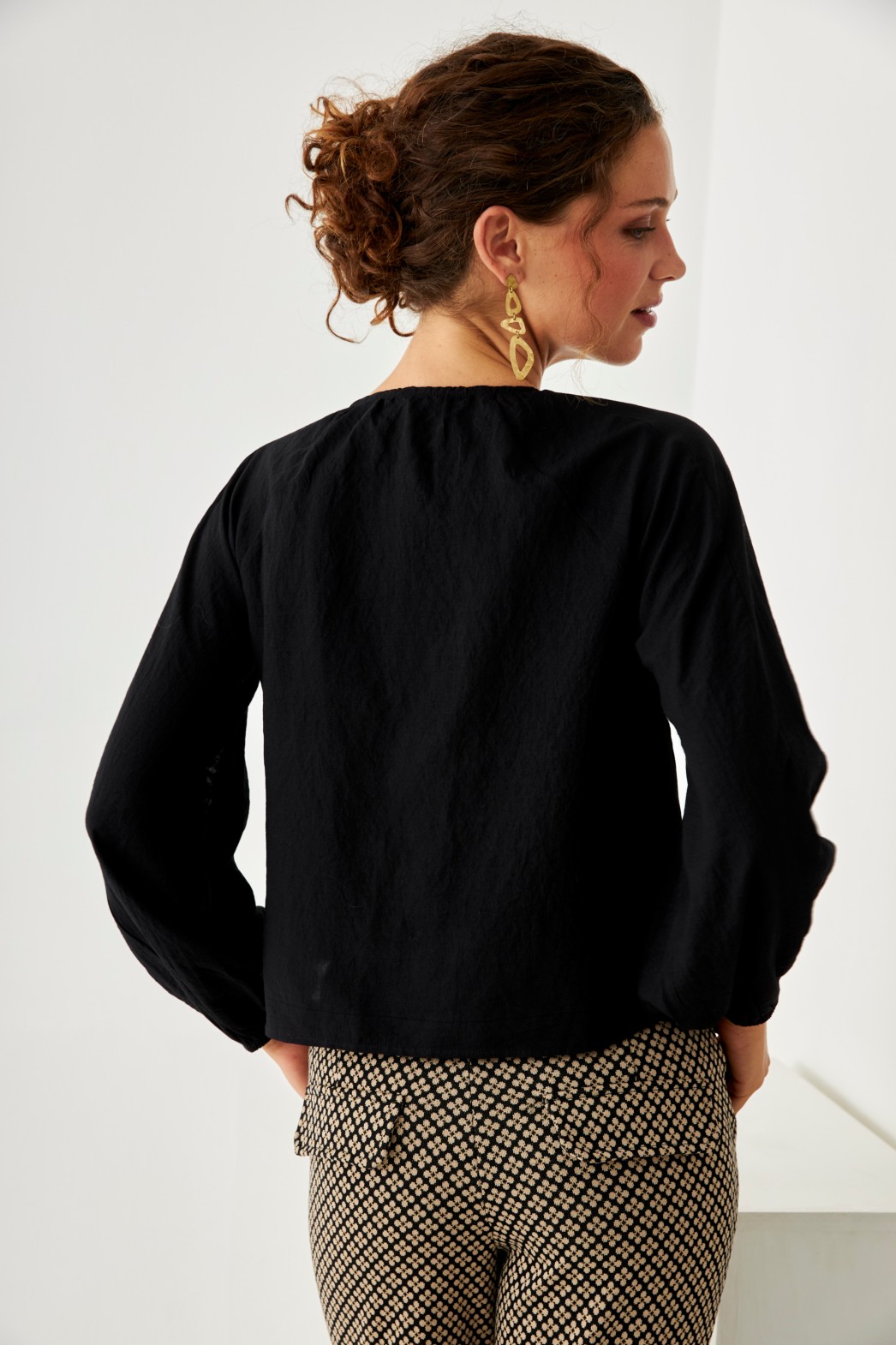 BLUSA VISCOSA CUELLO REDONDO CON DETALLES BLONDA 2