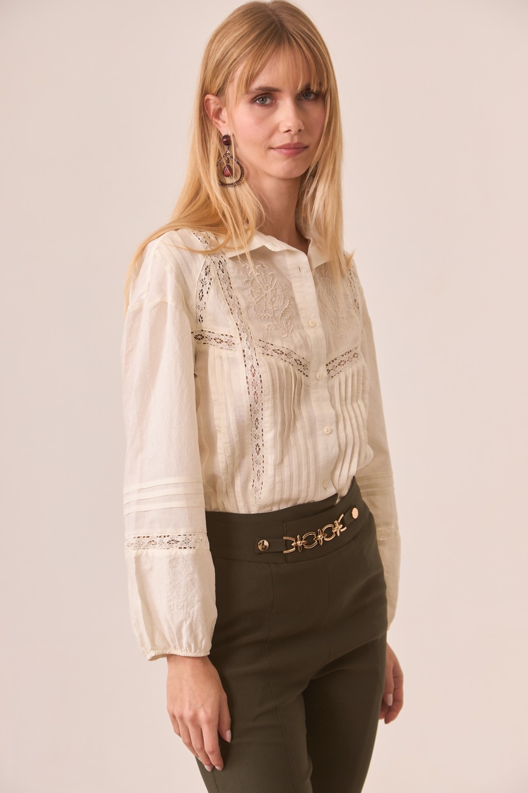 BLUSA VISCOSA CUELLO CAMISERO CON BORDADO Y DETALLES BLONDA 1
