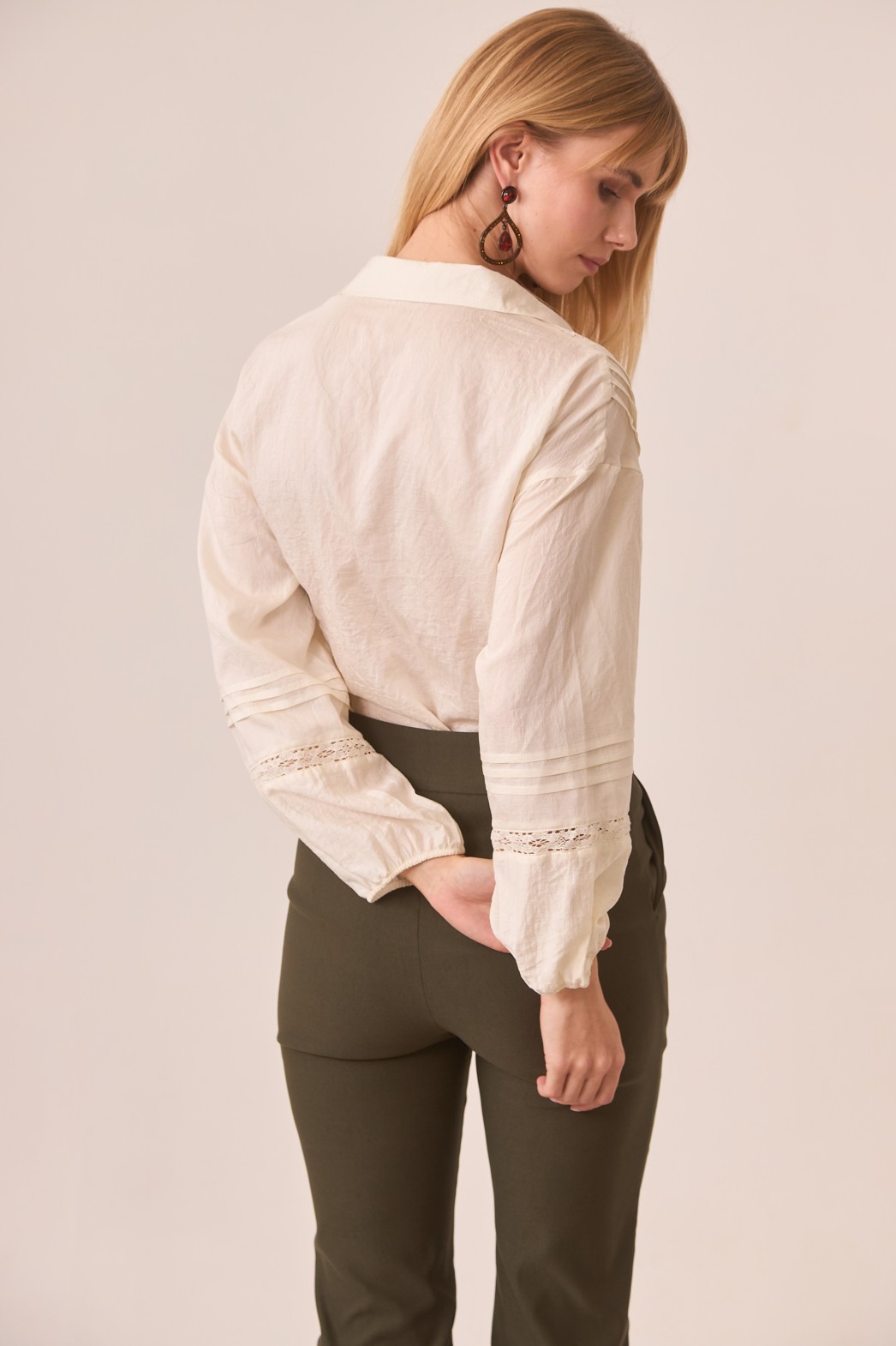 BLUSA VISCOSA CUELLO CAMISERO CON BORDADO Y DETALLES BLONDA 3