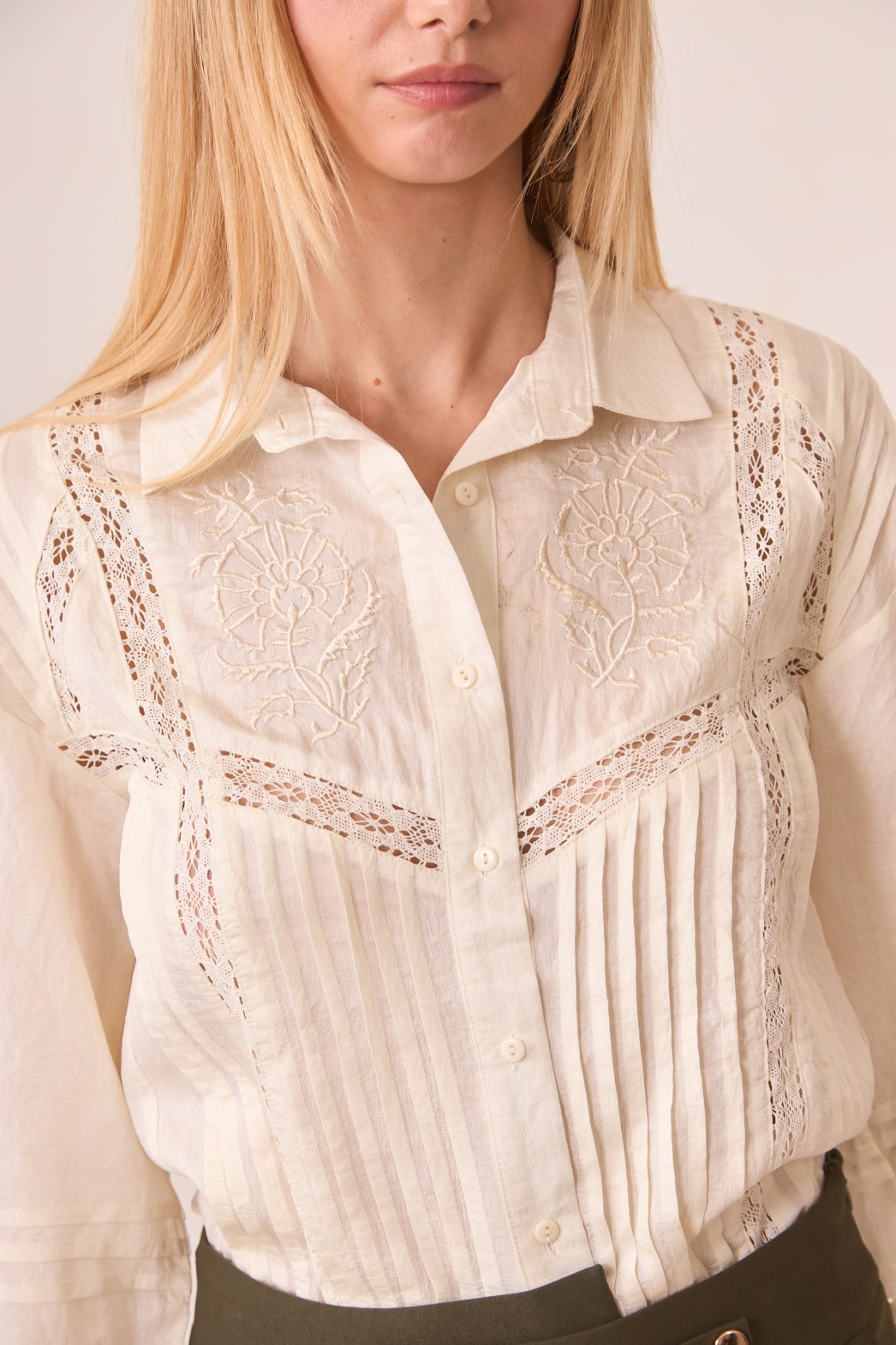 BLUSA VISCOSA CUELLO CAMISERO CON BORDADO Y DETALLES BLONDA 2