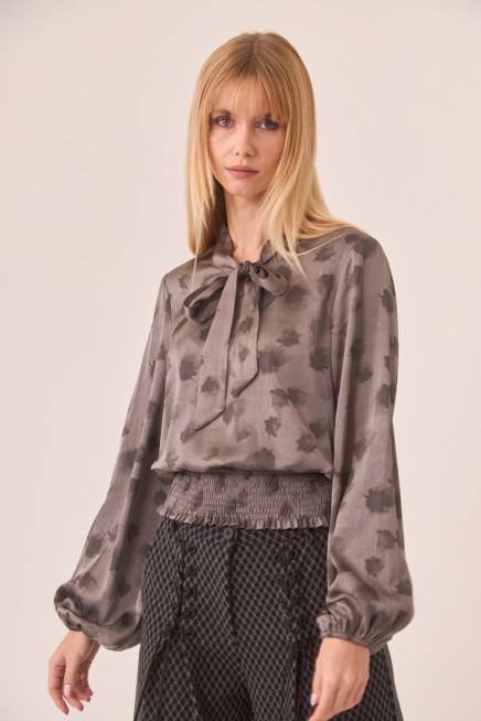 BLUSA ESTAMPADA CON LAZADA EN CUELLO