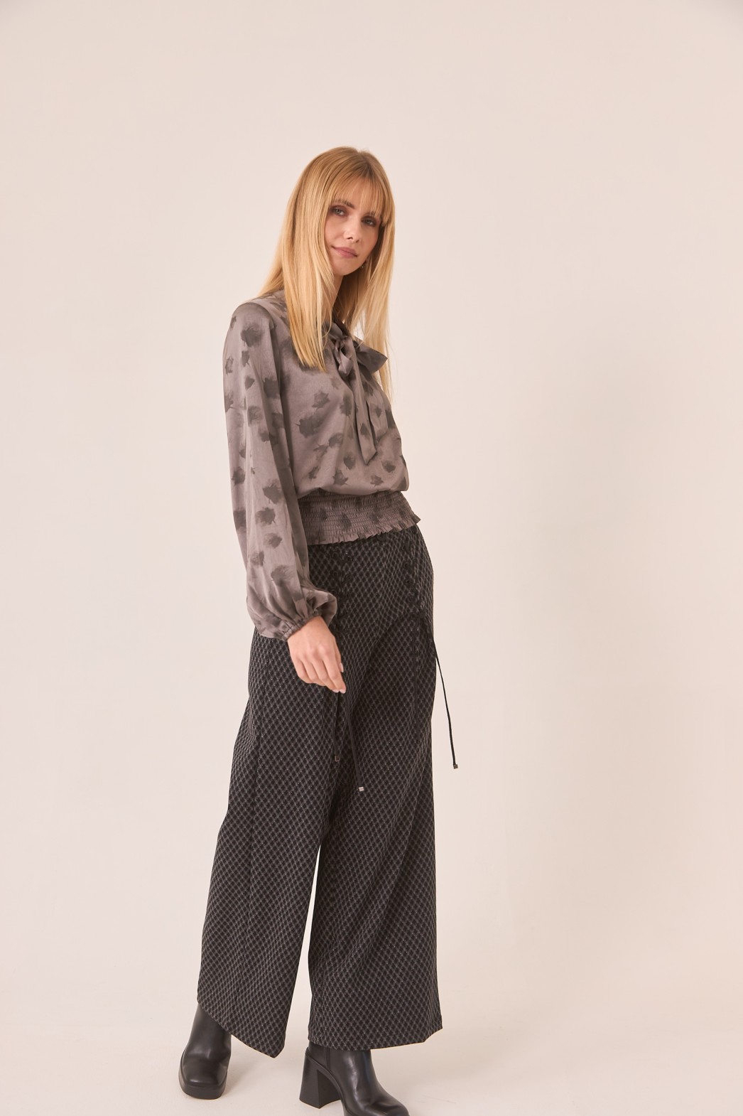BLUSA ESTAMPADA CON LAZADA EN CUELLO 3