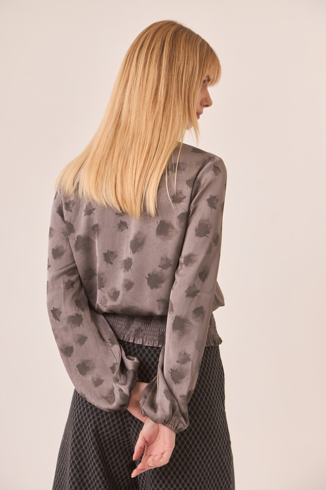 BLUSA ESTAMPADA CON LAZADA EN CUELLO 2