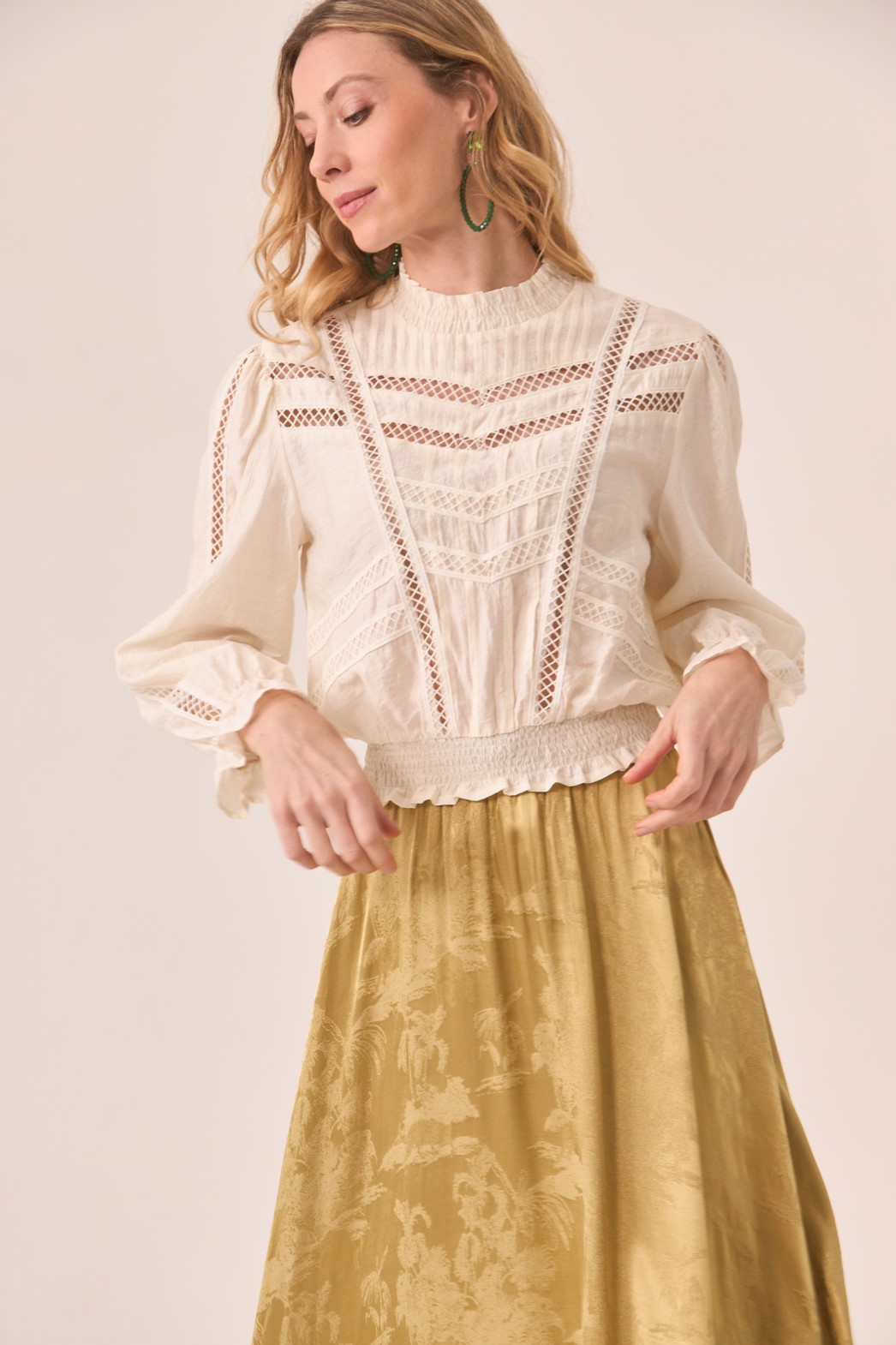 VISCOSE BLOUSE WITH GUIPURE DETAILS AND FITTED AT THE WAIST