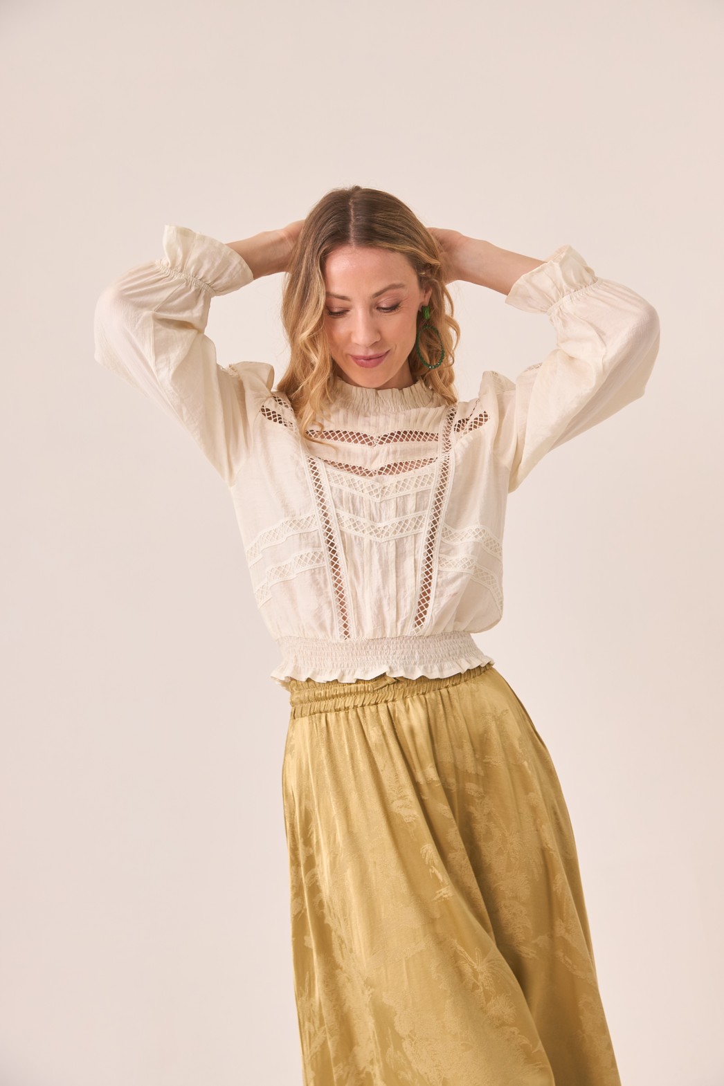 VISCOSE BLOUSE WITH GUIPURE DETAILS AND FITTED AT THE WAIST 1