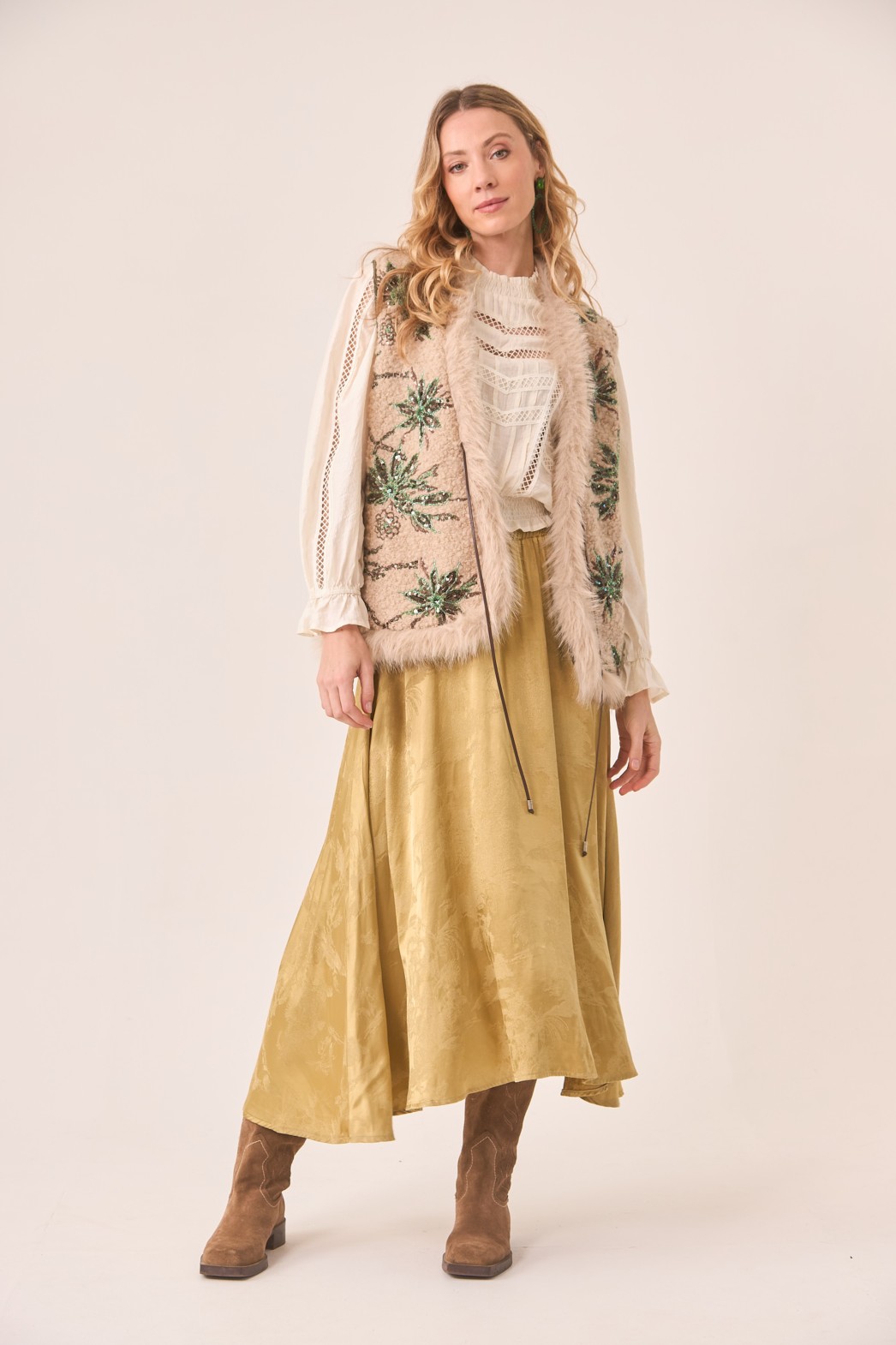 VISCOSE BLOUSE WITH GUIPURE DETAILS AND FITTED AT THE WAIST 3