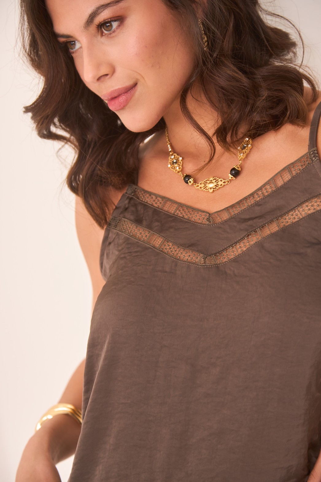 TOP LENCERO SATINADO CON DETALLE BLONDA EN ESCOTE 2