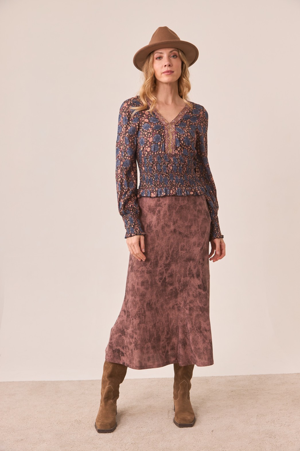 BLUSA ESTAMPADA VISCOSA CINTURA NIDO ABEJA Y DETALLE BORDADO 1