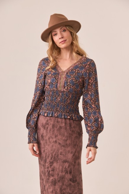 BLUSA ESTAMPADA VISCOSA CINTURA NIDO ABEJA Y DETALLE BORDADO