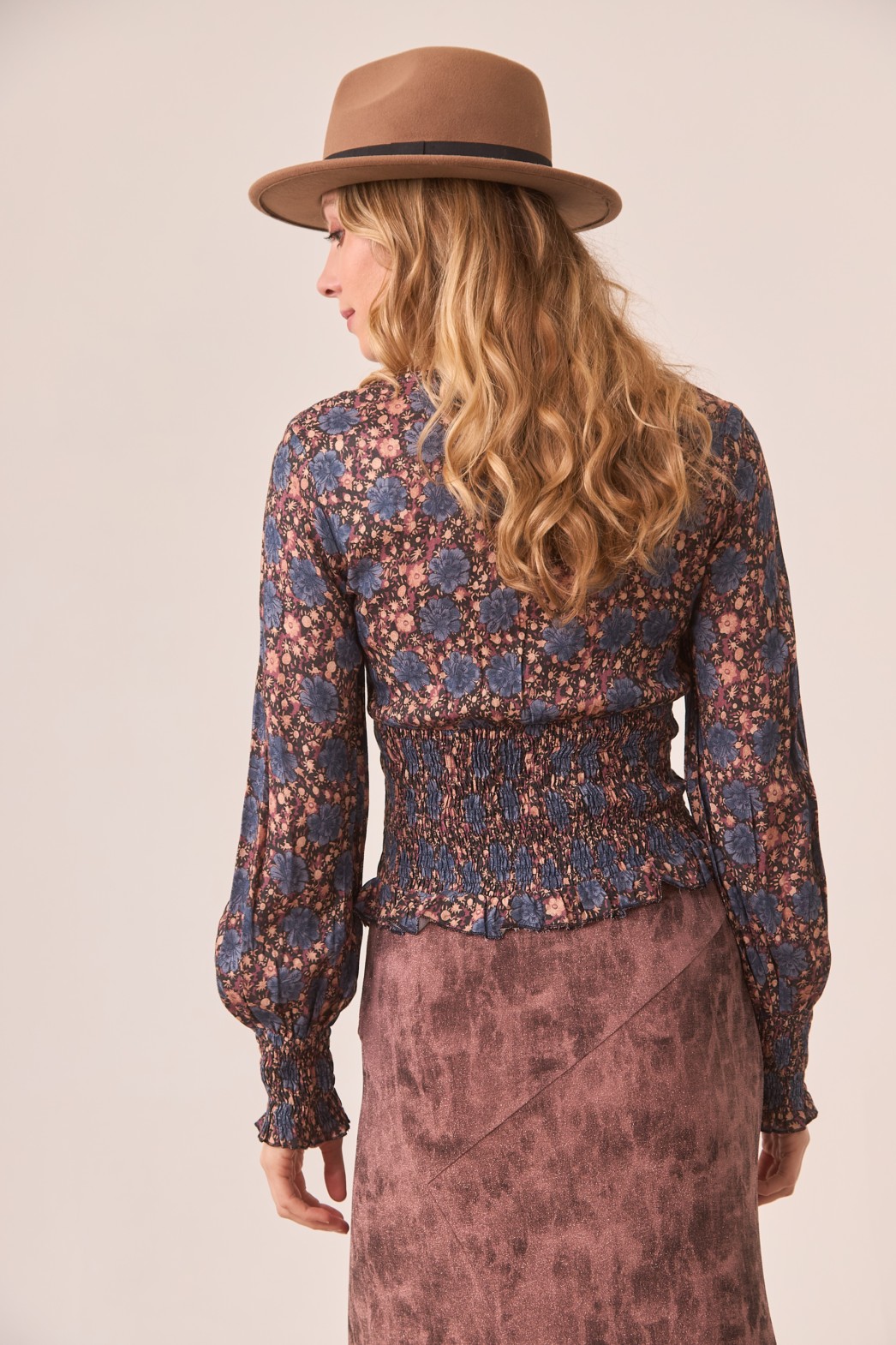 BLUSA ESTAMPADA VISCOSA CINTURA NIDO ABEJA Y DETALLE BORDADO 2