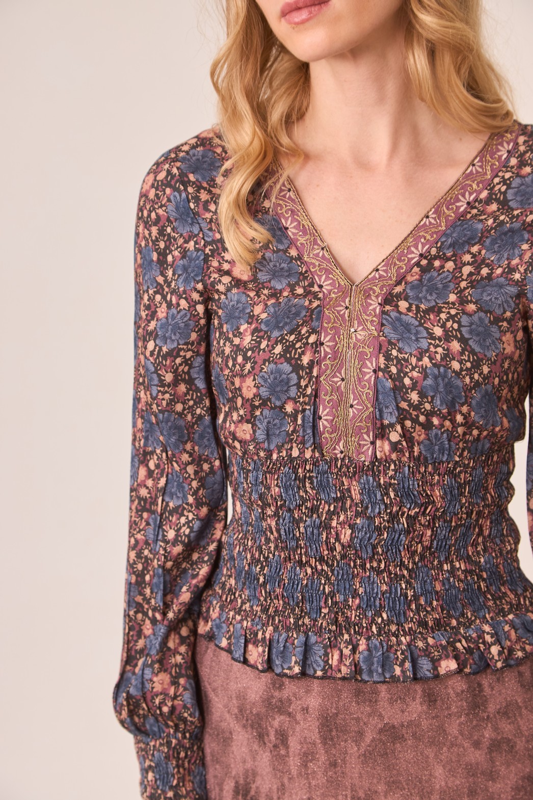 BLUSA ESTAMPADA VISCOSA CINTURA NIDO ABEJA Y DETALLE BORDADO 3