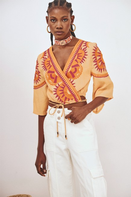 BLUSA CRUZADA CORDÓN BORDADOS