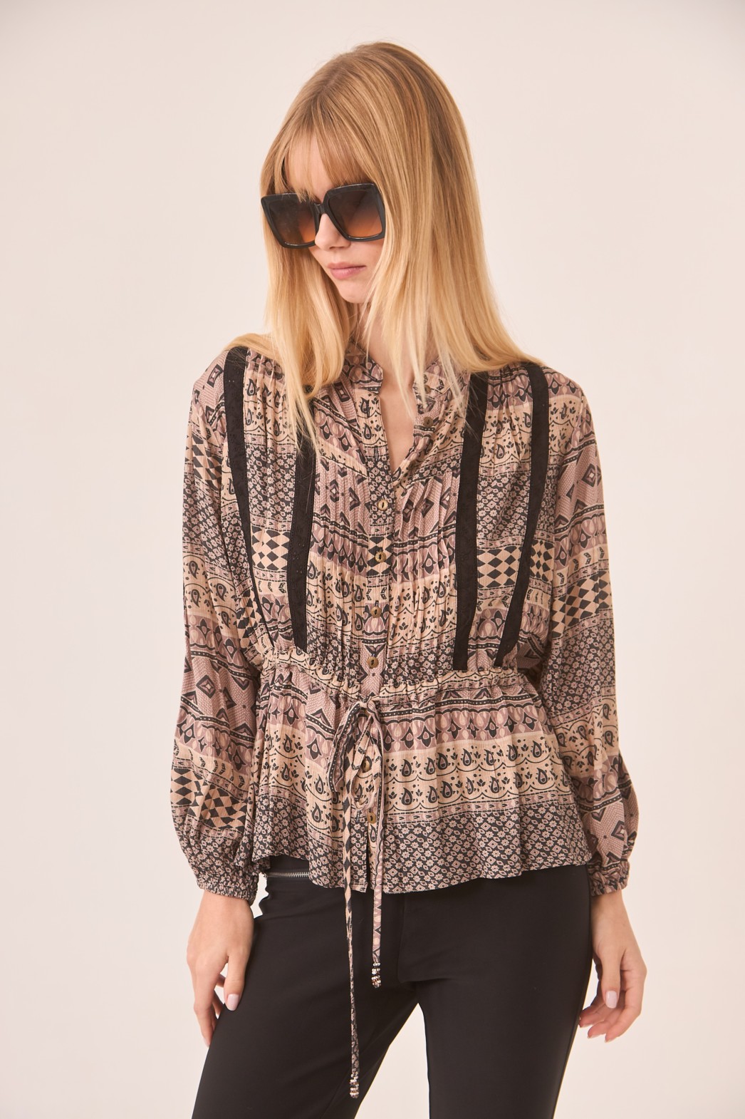BLUSA VISCOSA ESTAMPADO GEOMÉTRICO Y DETALLE GUIPUR 2