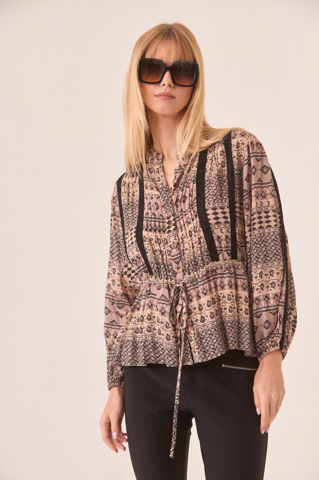 BLUSA VISCOSA ESTAMPADO GEOMÉTRICO Y DETALLE GUIPUR
