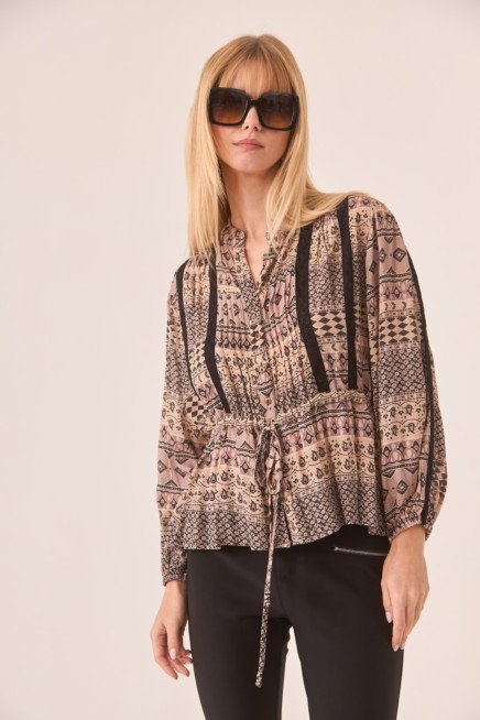 VISCOSE BLOUSE WITH GEOMETRIC PRINT AND GUIPURE DETAILS