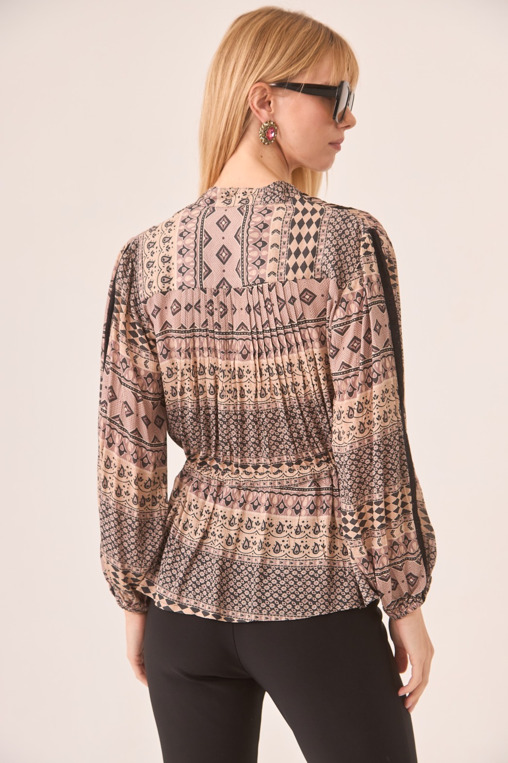 BLUSA VISCOSA ESTAMPADO GEOMÉTRICO Y DETALLE GUIPUR 3