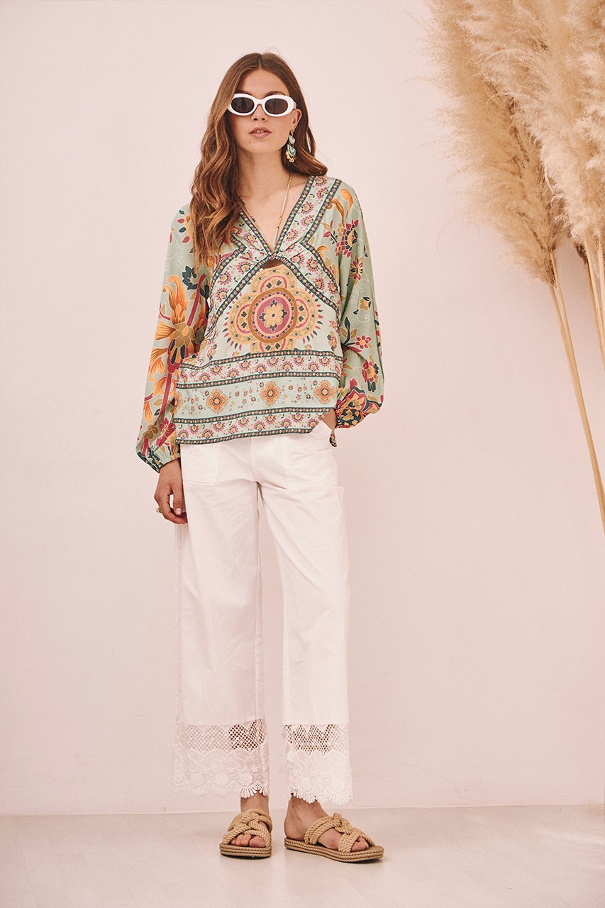 BLUSA FLORES CUT OUT