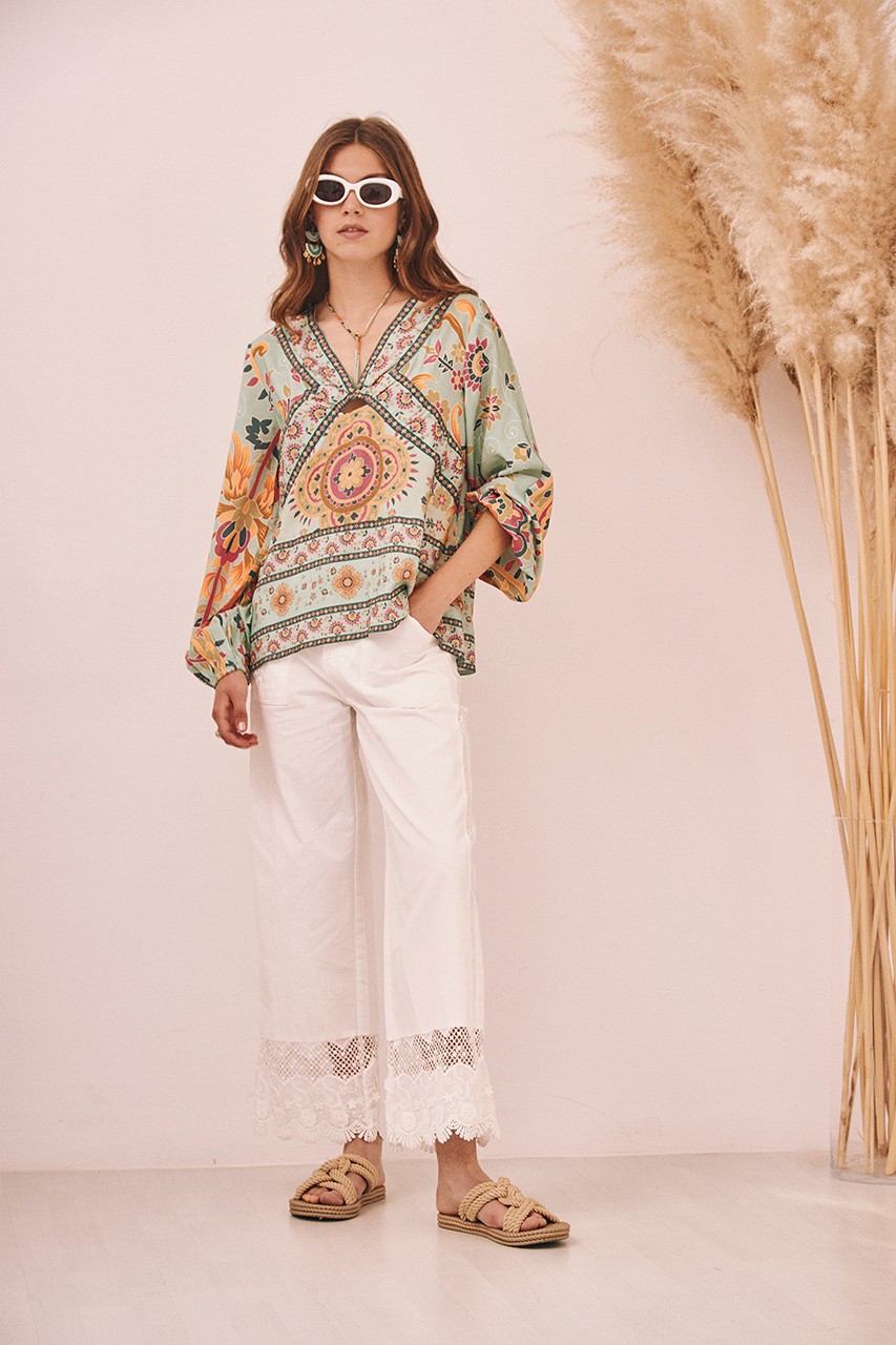 BLUSA FLORES CUT OUT