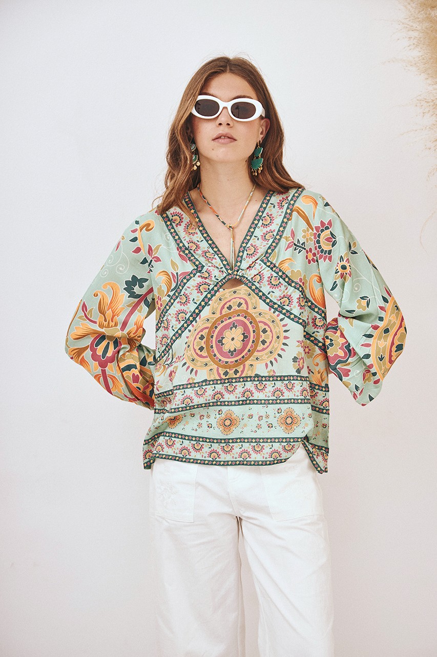 BLUSA FLORES CUT OUT