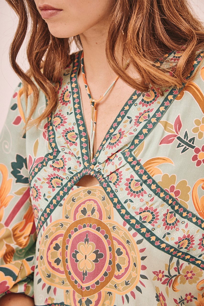BLUSA FLORES CUT OUT