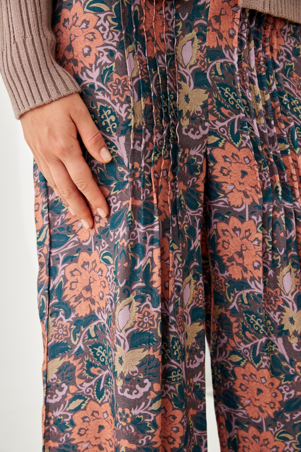 VISCOSE PRINTED PANTS WITH PLANK DETAILS 3