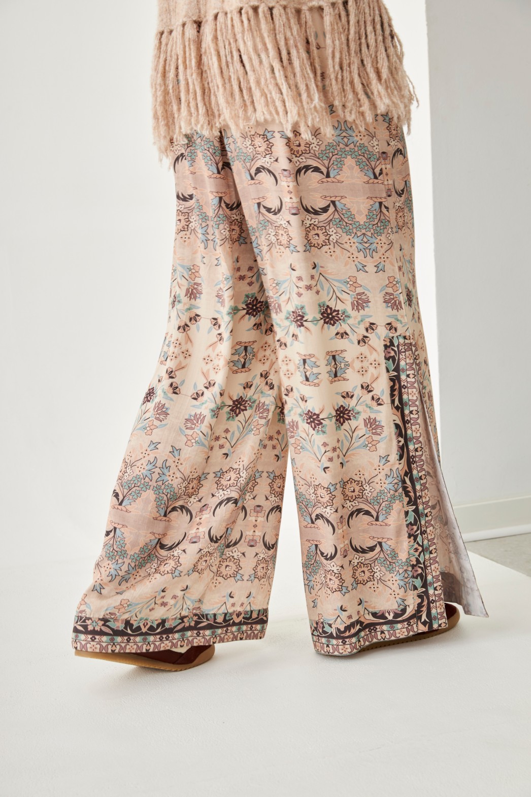 SIDE SLITS PRINTED PANTS 3