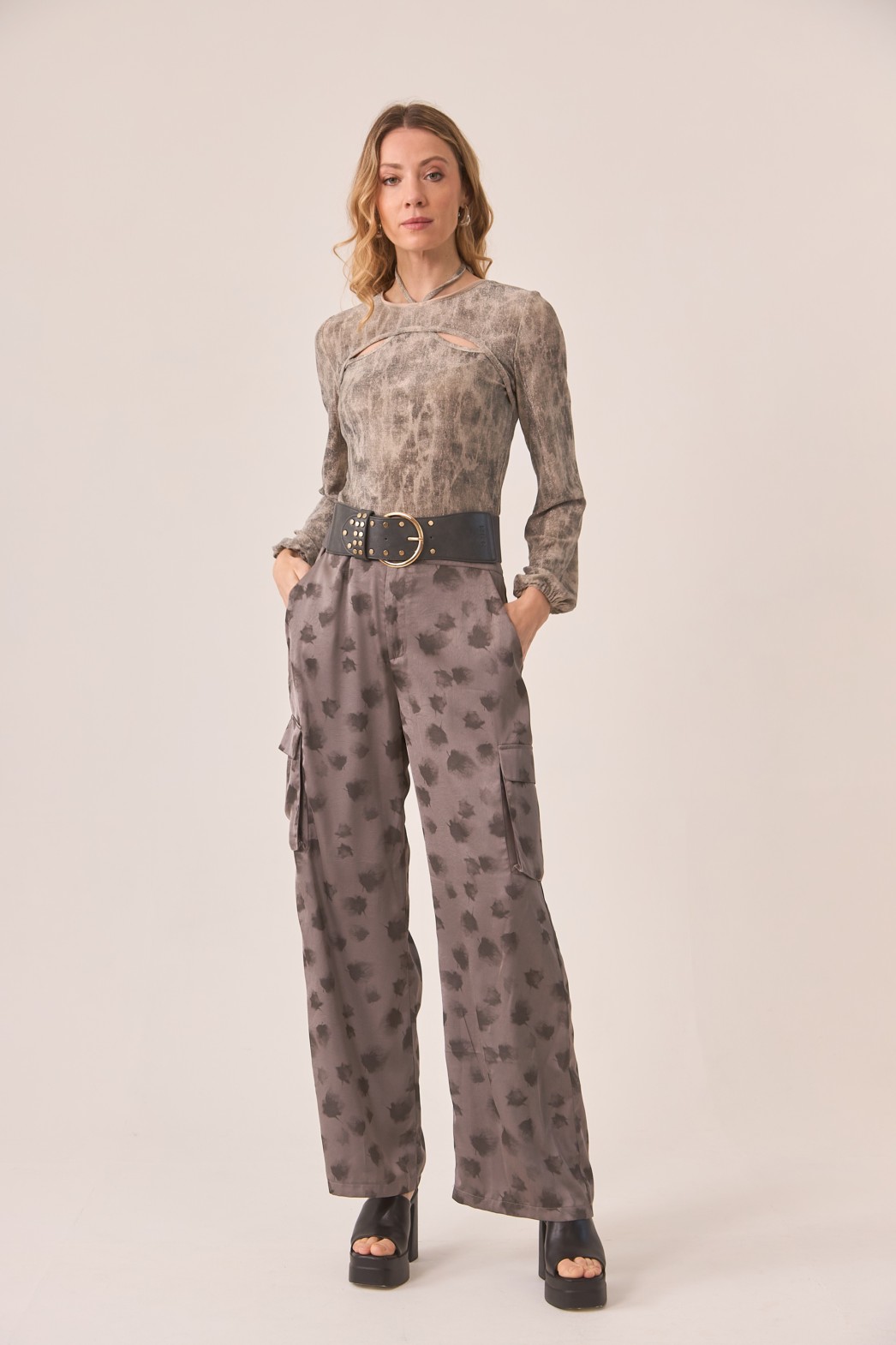 CAMISETA EFECTO TIE-DYE LUREX CON CUT OUTS ATADO AL CUELLO 1