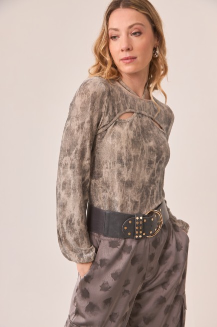 CAMISETA EFECTO TIE-DYE LUREX CON CUT OUTS ATADO AL CUELLO
