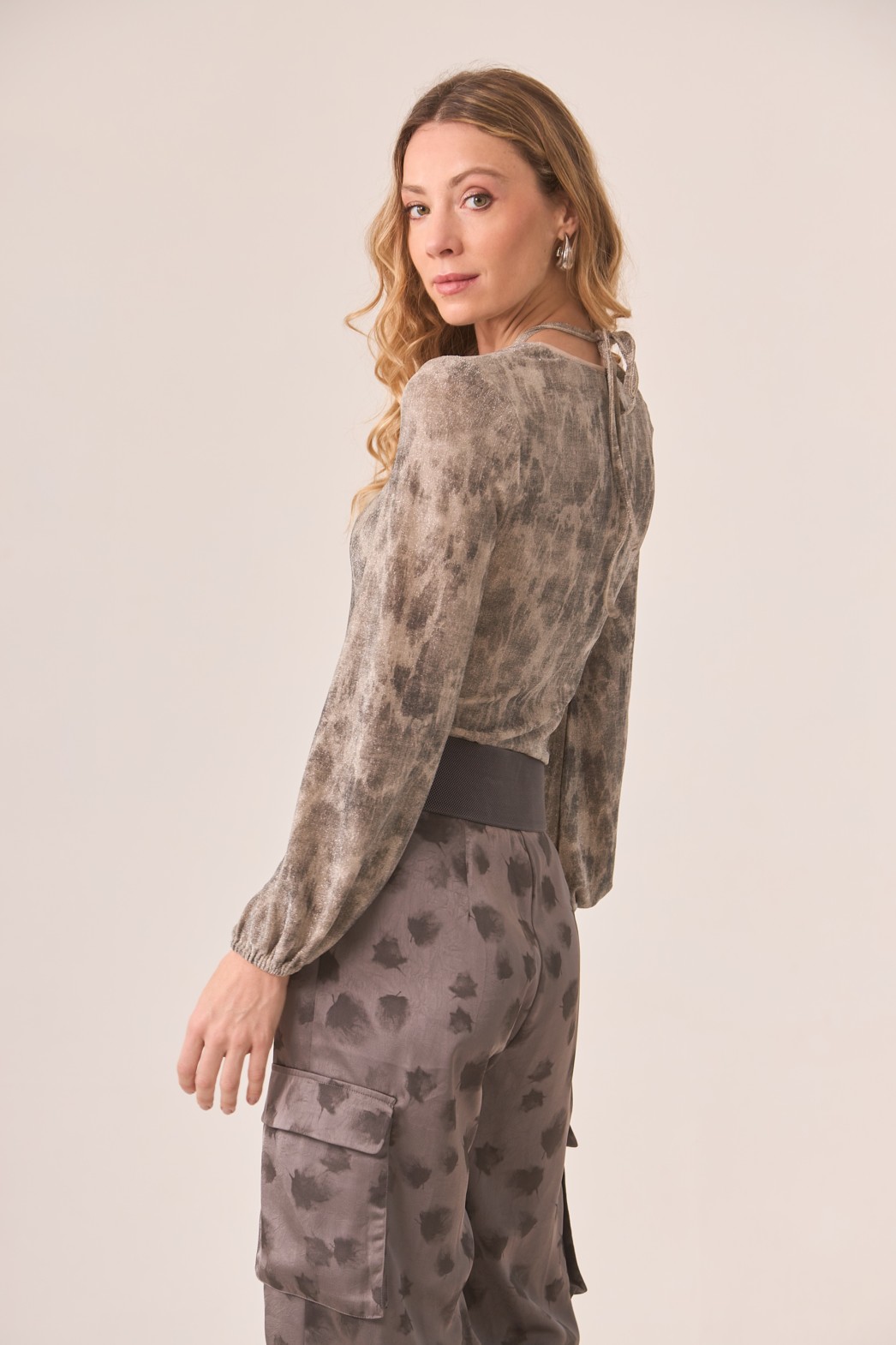 CAMISETA EFECTO TIE-DYE LUREX CON CUT OUTS ATADO AL CUELLO 2