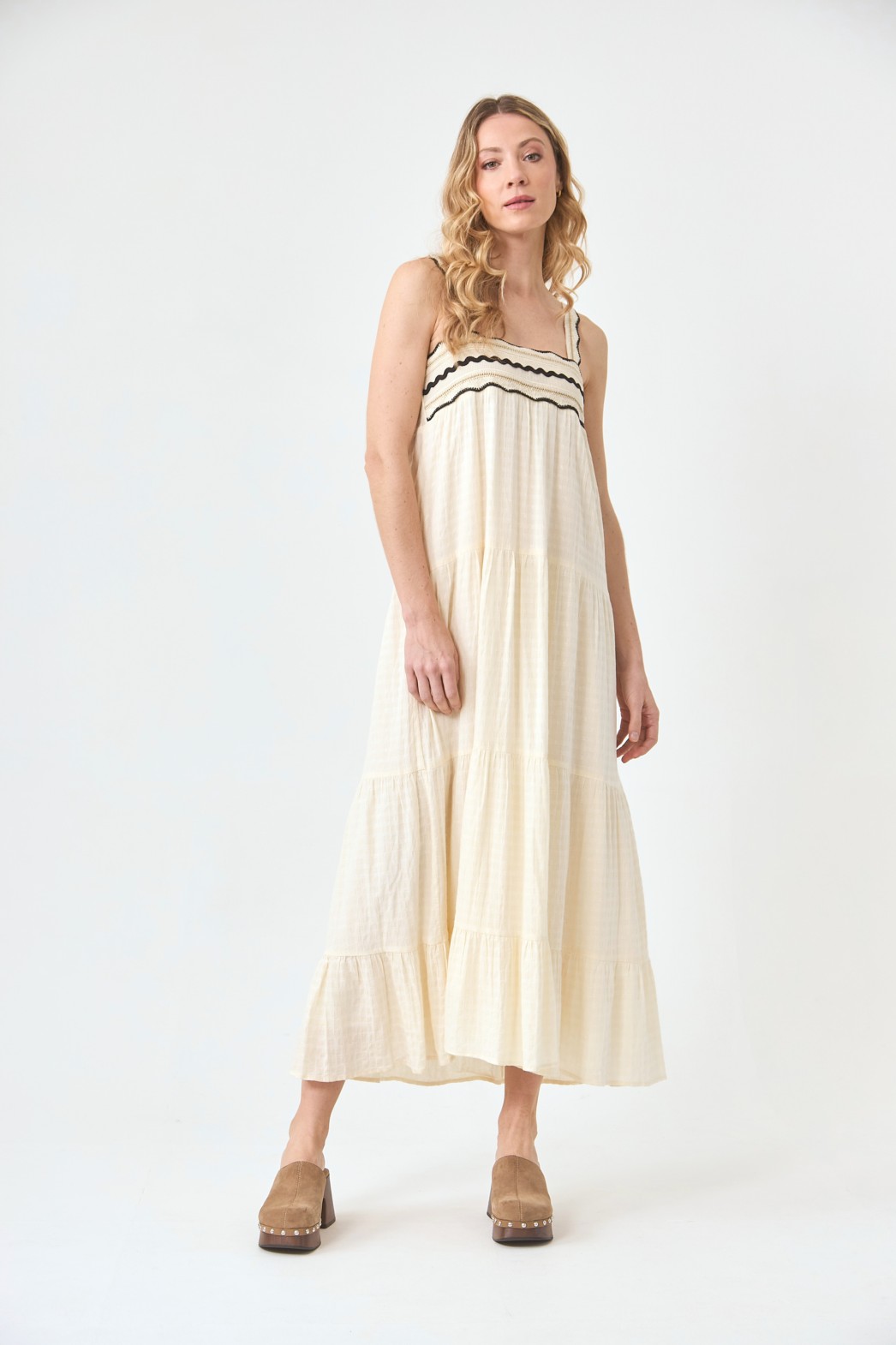 VESTIDO ESCOTE CENEFAS