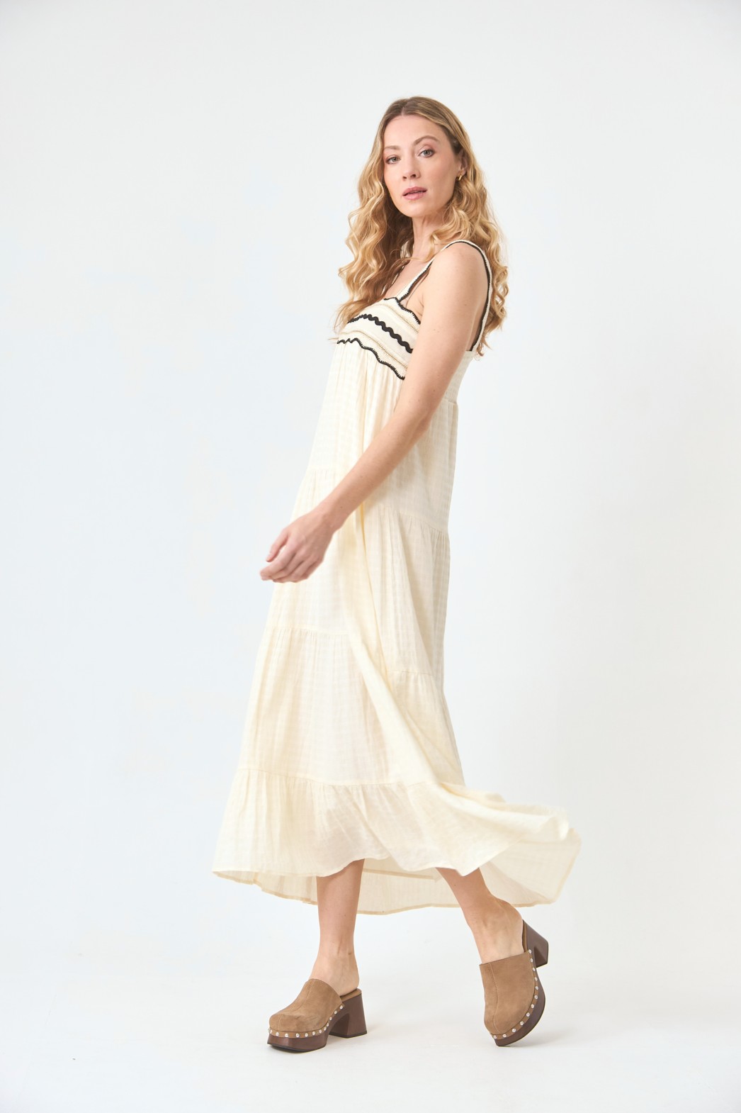 VESTIDO ESCOTE CENEFAS 3